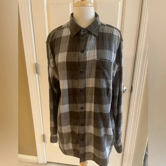 Tommy Bahama Button down shirt-size XL - Picture 9 of 9